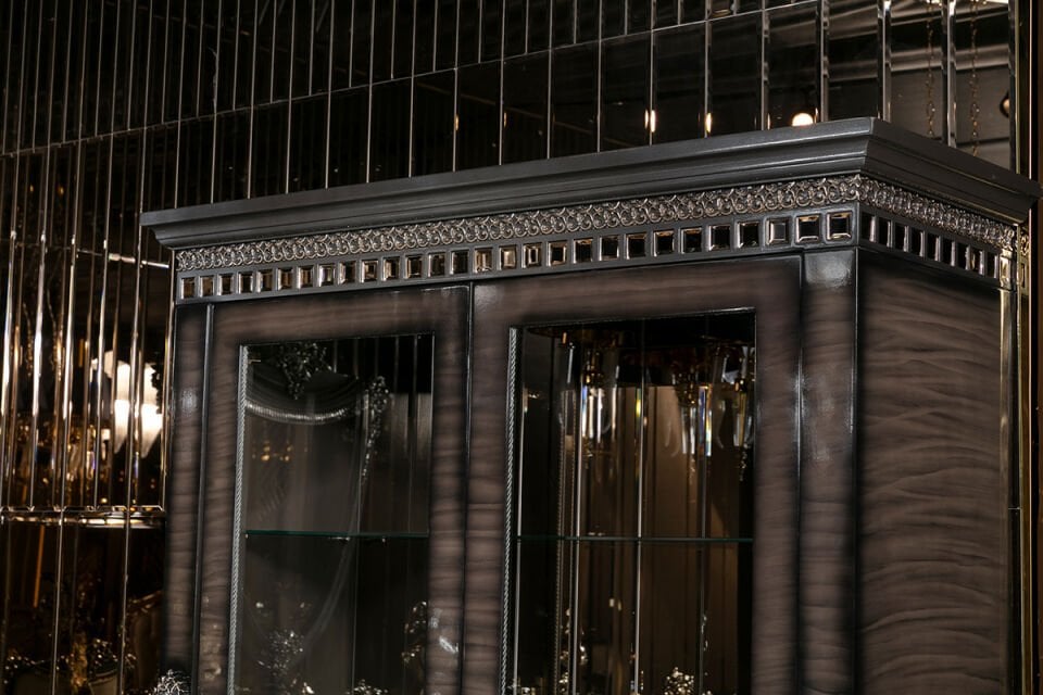 Queen Classic Dining Room