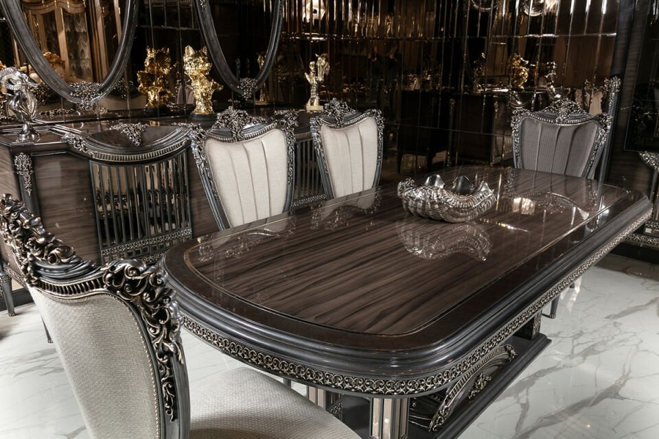 Queen Classic Dining Room