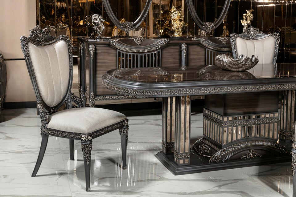 Queen Classic Dining Room