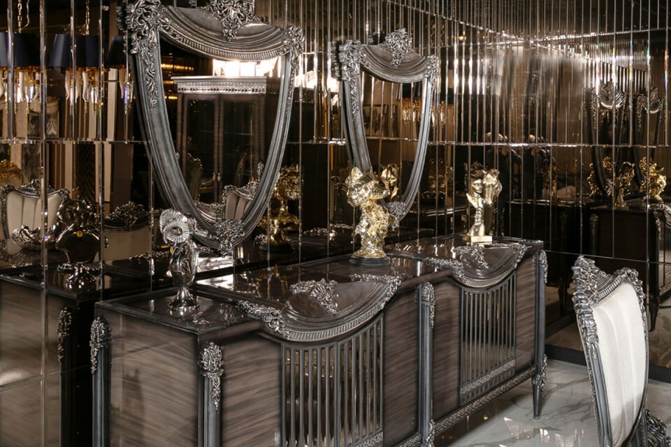 Queen Classic Dining Room