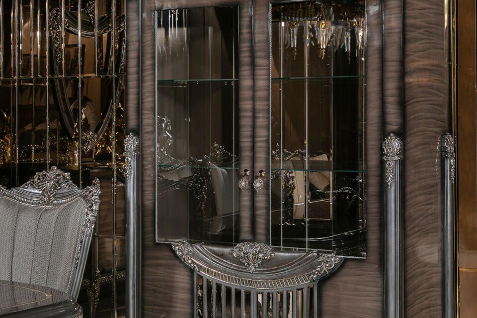 Queen Classic Dining Room